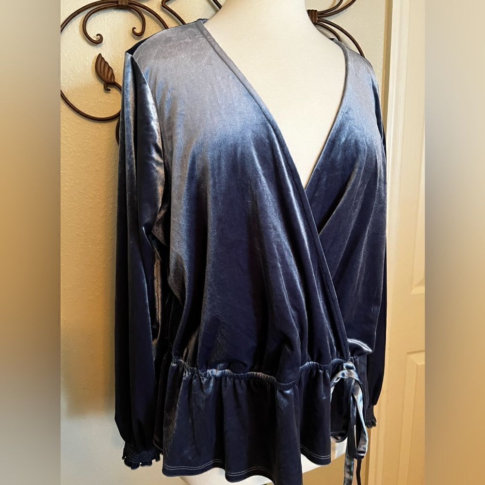 LC Lauren Conrad blue Velvet Wrap top Size XXL, excellent condition
